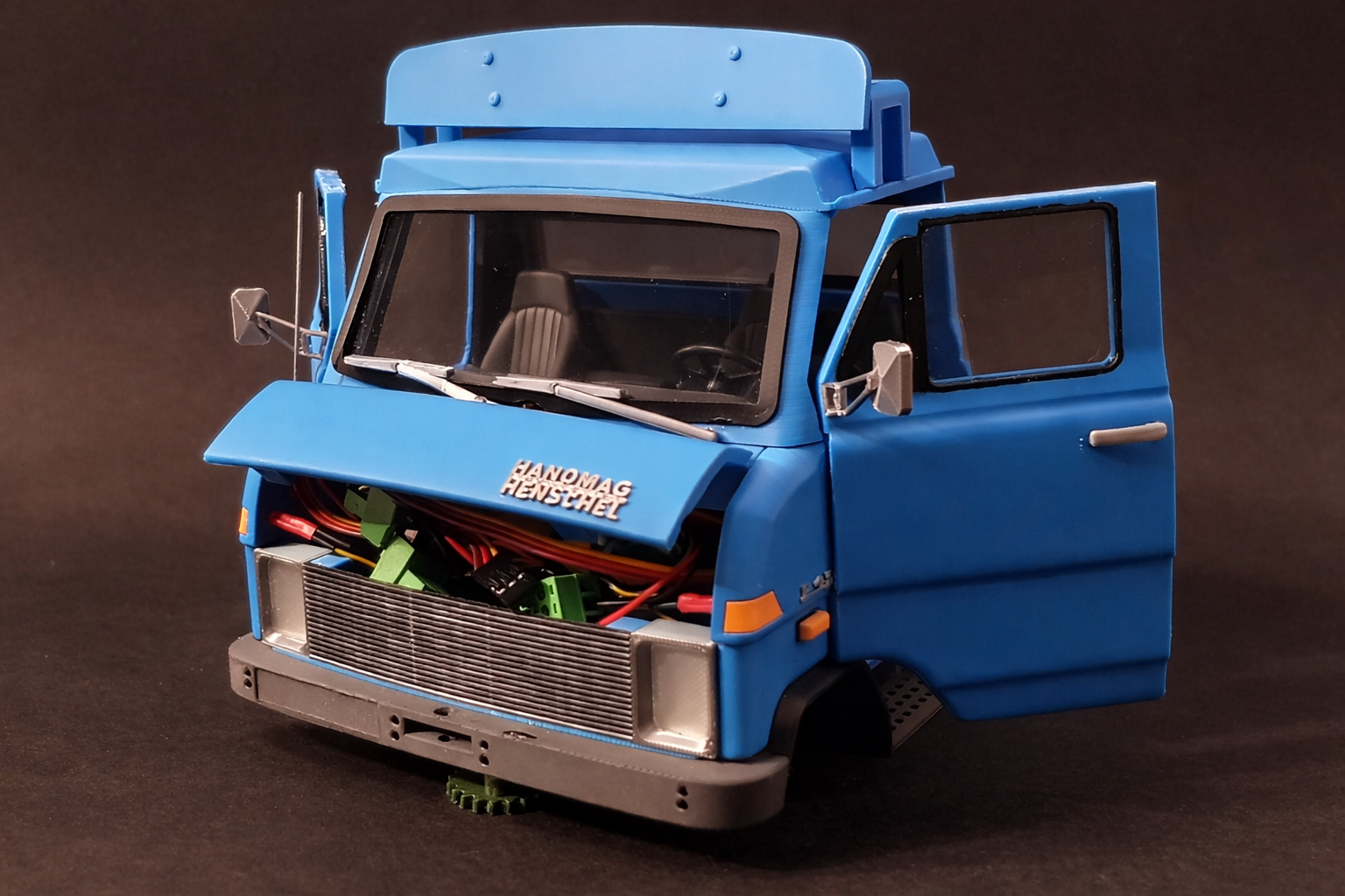 Hanomag F45 Führerhaus Modell im Maßstab 1:14 mit geöffneter Motorhaube