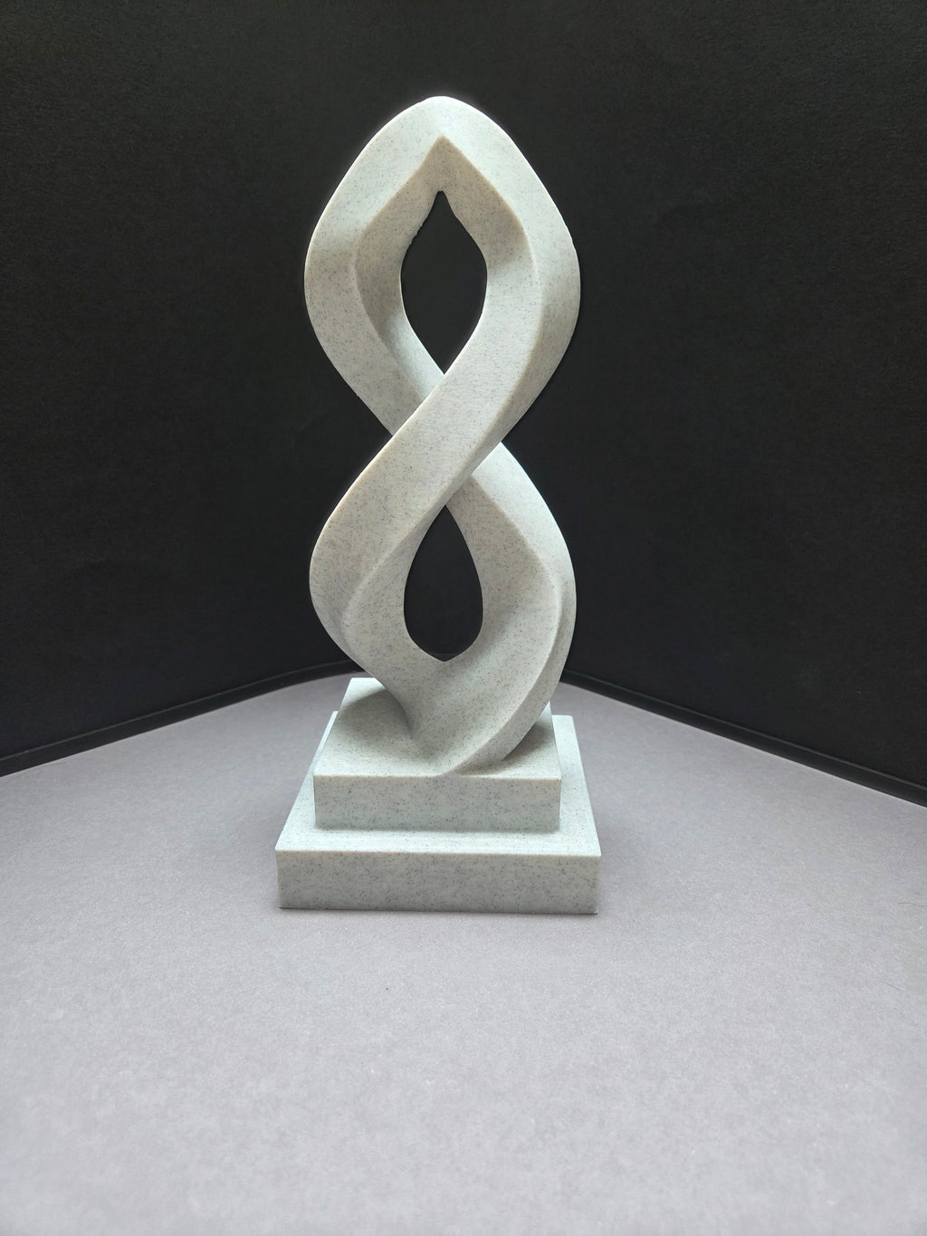 Infinity Embrace – Designskulptur in Marmor-Optik