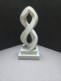Infinity Embrace – Designskulptur in Marmor-Optik