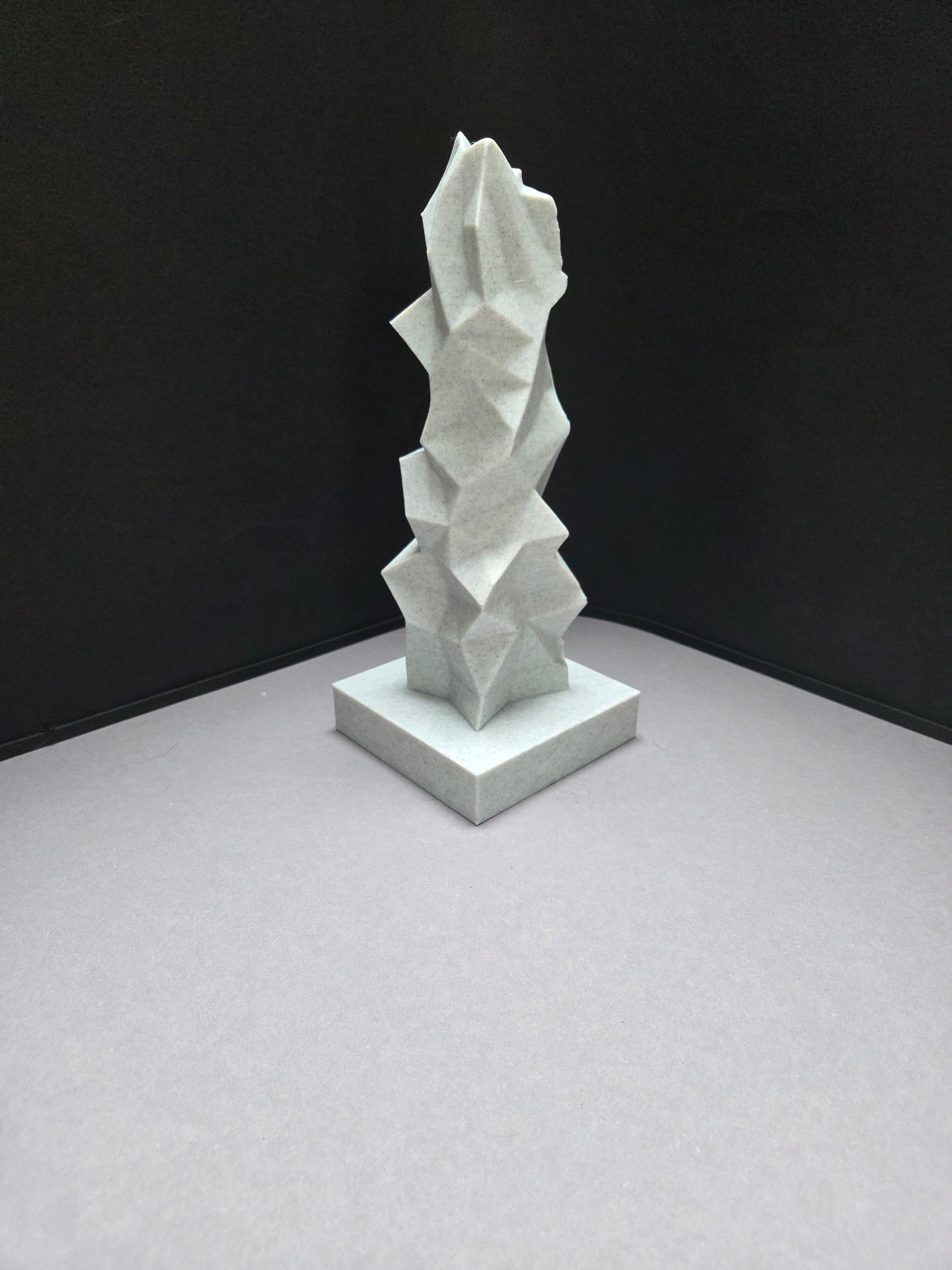 Vertexia – Geometrische Designskulptur