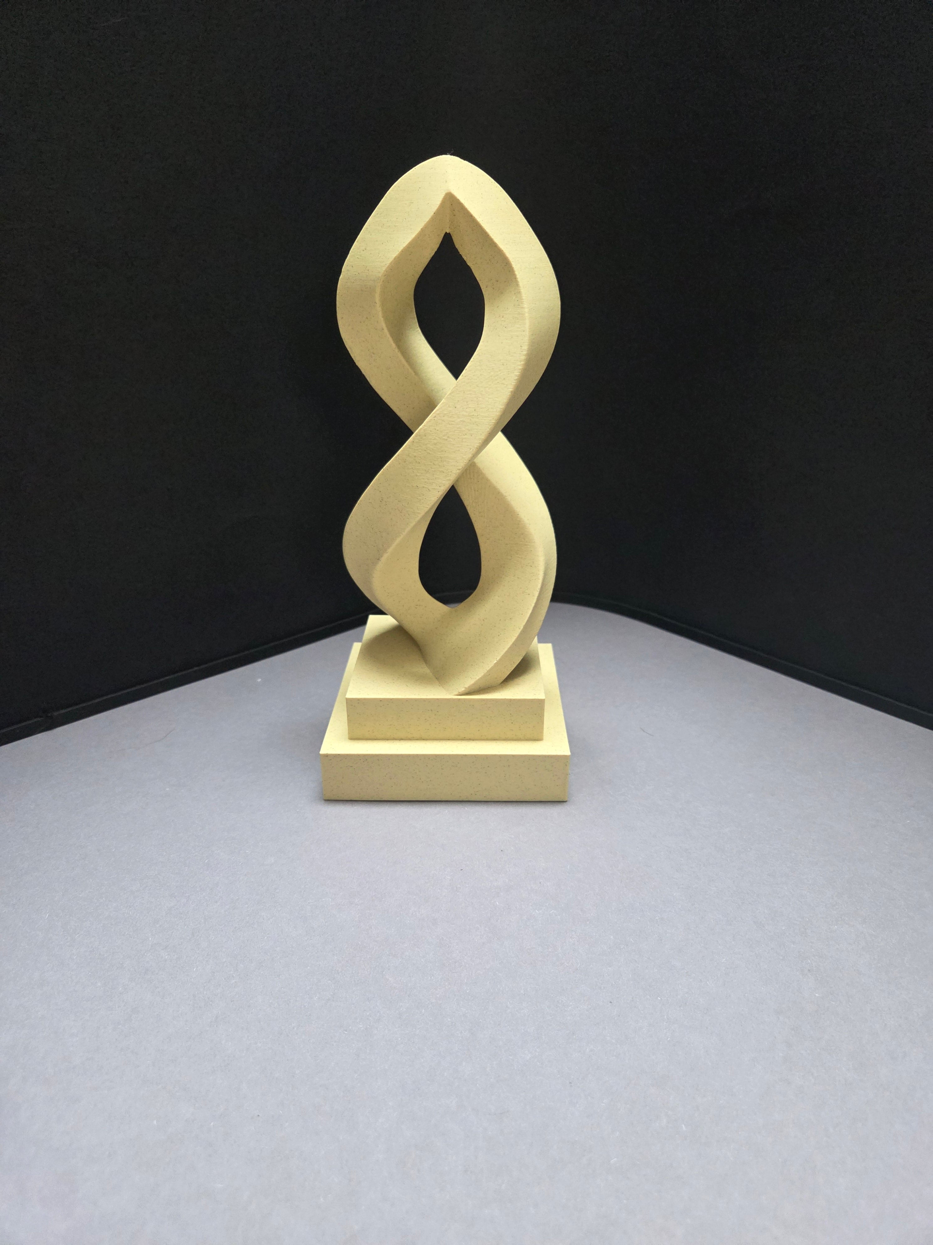 Infinity Embrace – Designskulptur in Marmor-Optik