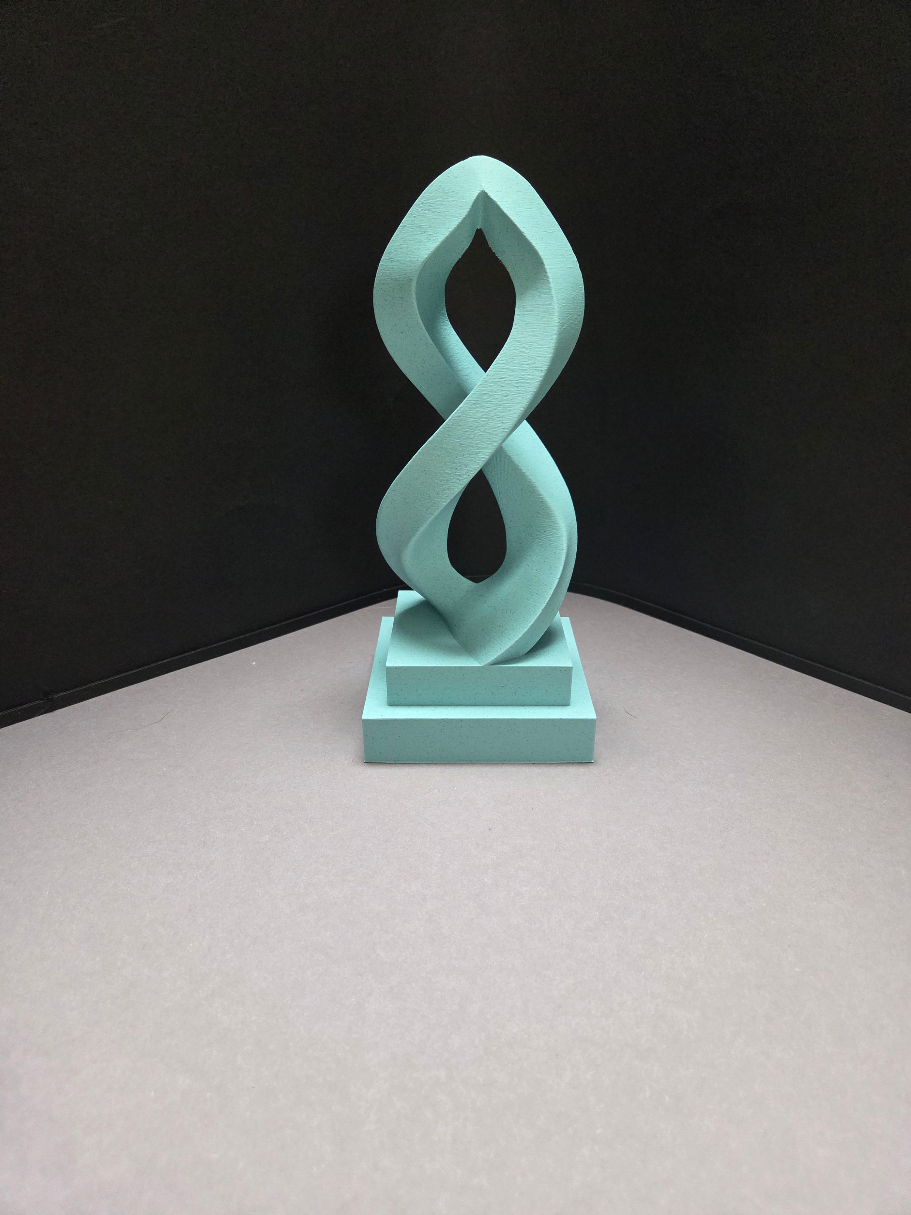Infinity Embrace – Designskulptur in Marmor-Optik