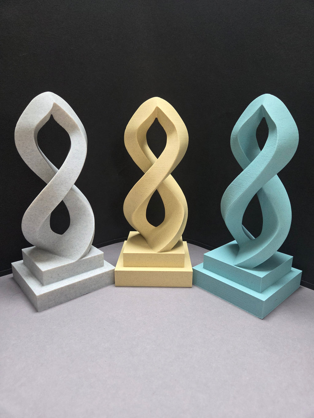 Infinity Embrace – Designskulptur in Marmor-Optik